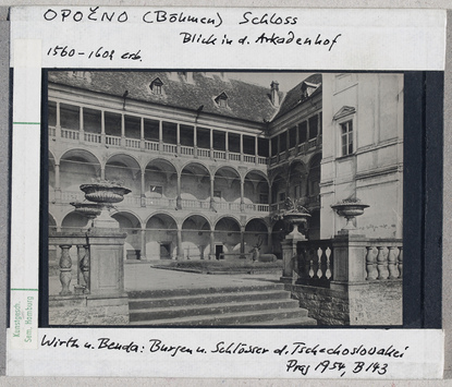 Vorschaubild Opočno (Böhmen): Schloss, Blick in den Arkadenhof 